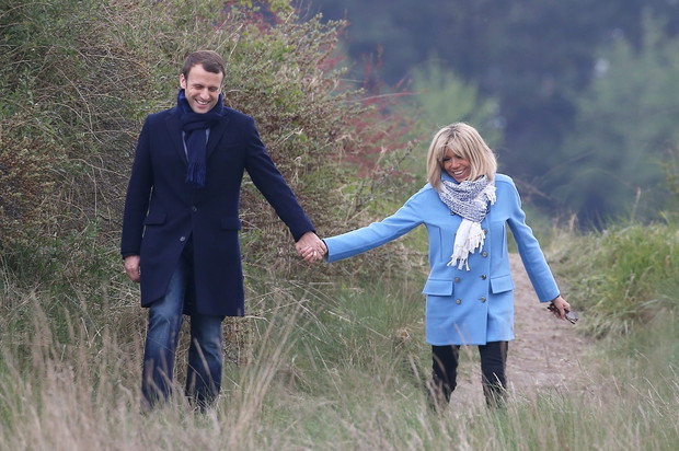 Emmanuel Macron et sa femme Brigitte Macron (Trogneux) se promènent au Touquet