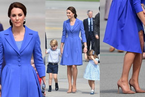 Księżna Kate w kobaltowym płaszczu od Catherine Walker