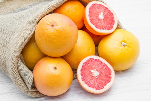grejpfruty-wysypujace-sie-z-worka