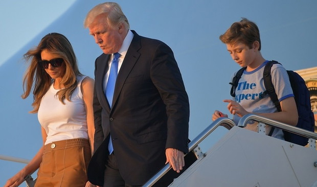 Donald Trump wysiada z samolotu z rodzin? i te?ciami