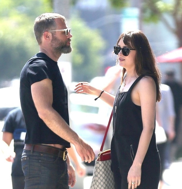 Dakota Johnson wita sie z koleg?