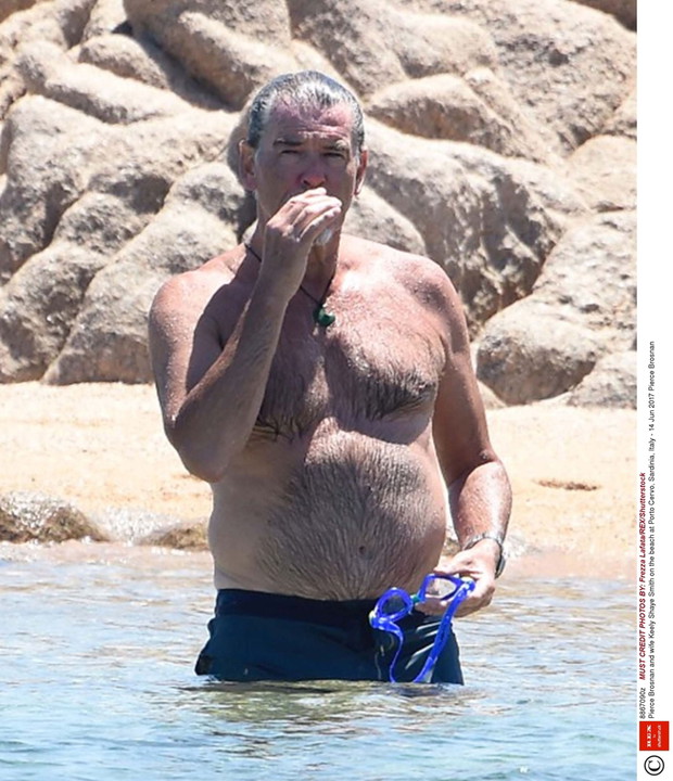 Pierce Brosnan z ?on? na Sardynii