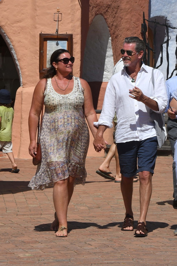 Pierce Brosnan z ?on? na Sardynii