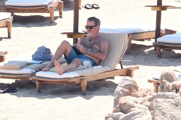 Pierce Brosnan z ?on? na Sardynii