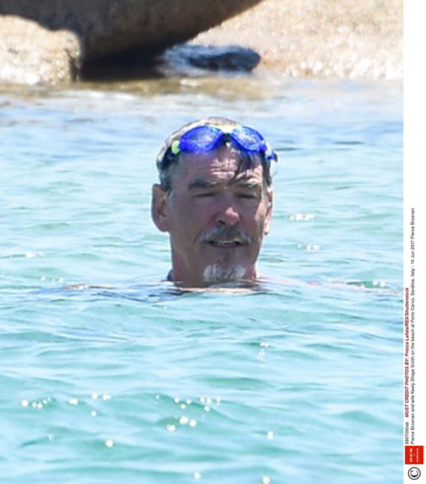Pierce Brosnan z ?on? na Sardynii