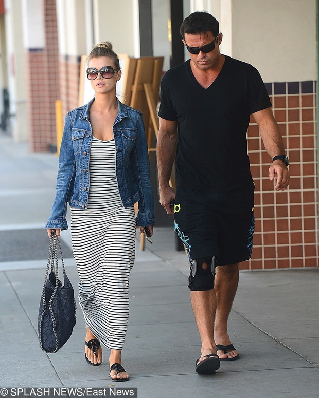 Joanna Krupa w pasiastej sukience