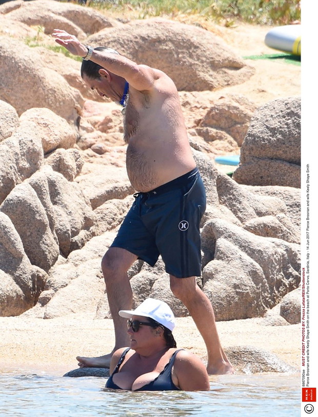 Pierce Brosnan z ?on? na Sardynii
