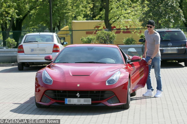 Robert Lewandowski w swoim Ferrari