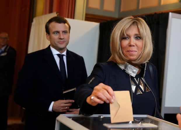 Vote de Emmanuel Macron et sa femme Brigitte à la mairie du Touquet pour le deuxième tour de l'élection présidentielle