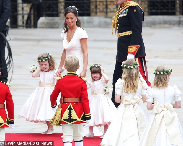 Ksi??? William, Kate Middleton i Brytyjska Rodzina Królewska w drodze na ?lub