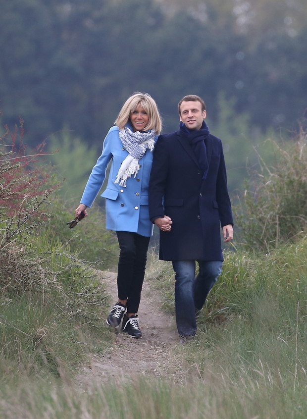 Emmanuel Macron et sa femme Brigitte Macron (Trogneux) se promènent au Touquet