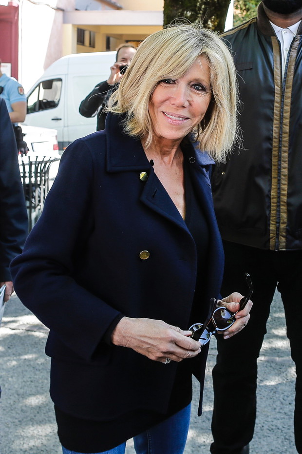 Emmanuel Macron et sa femme Brigitte a la rencontre des habitants de Bagneres-de-Bigorre