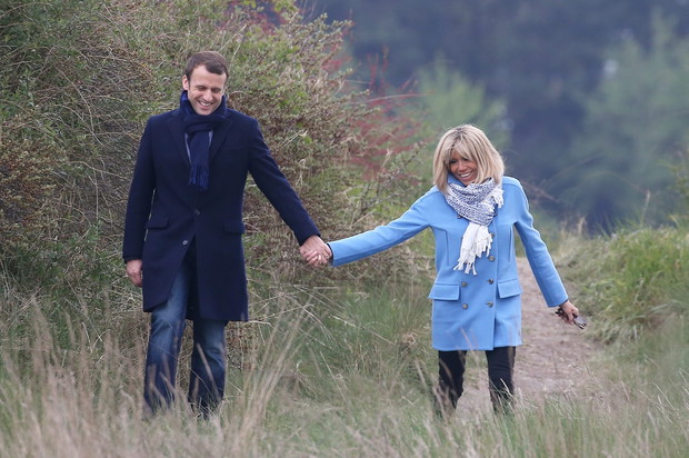 Emmanuel Macron et sa femme Brigitte Macron (Trogneux) se promènent au Touquet