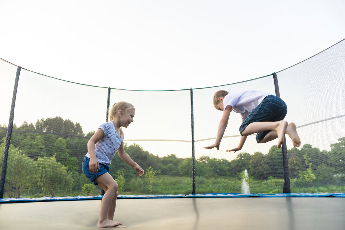 dzieci-na-trampolinie