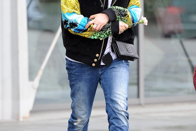 Kayah w kurtce Versace x H&M