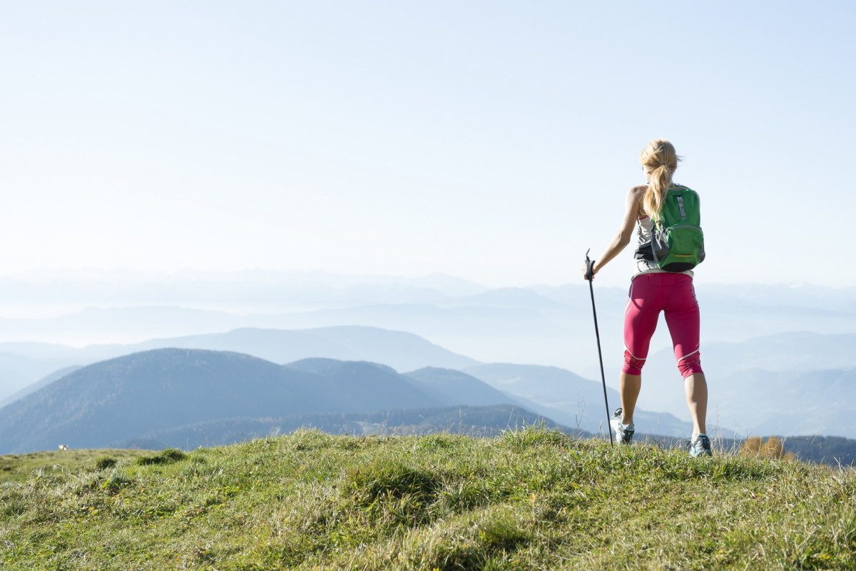 Nordic walking kobieta w górach