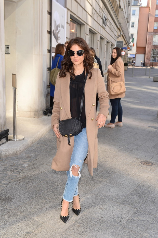 Weronika Rosati w szpilkach Valentino i okularach Miu Miu
