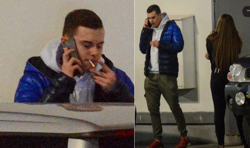 Adam Zdrójkowski na papierosie