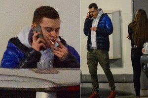 Adam Zdrójkowski na papierosie