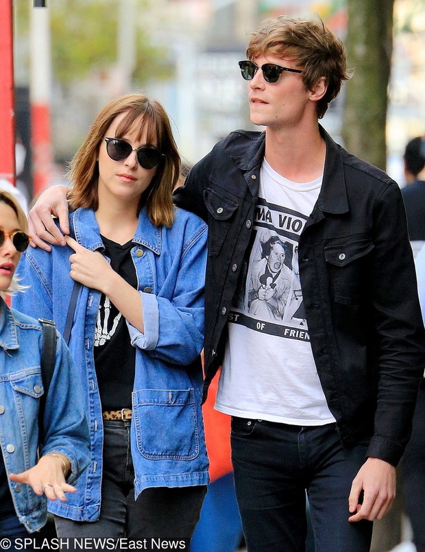 Dakota Johnson z przyjacielem na spacerze