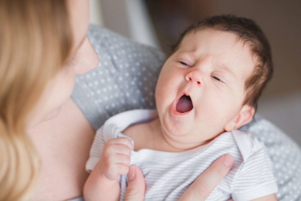 noworodek na rękach u mamy