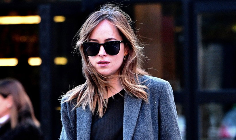 Dakota Johnson pali papierosy