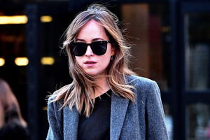 Dakota Johnson pali papierosy