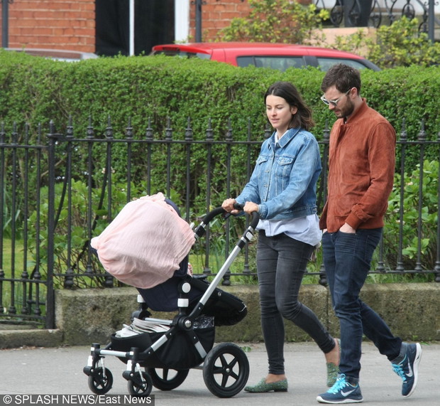 Jamie Dornan z rodzin? na spacerze