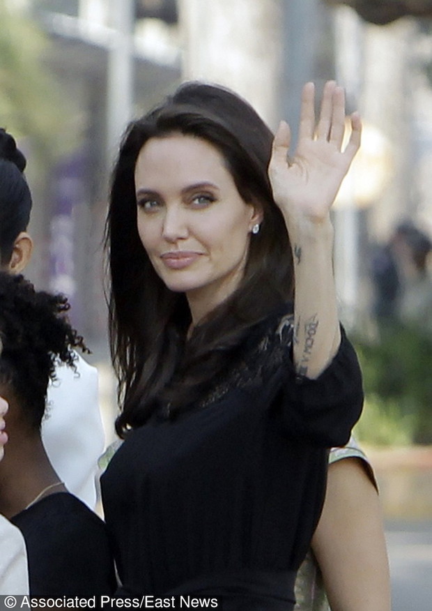 Angelina Jolie i jej sze?cioro dzieci na audiencji u krÛla Kambod?y