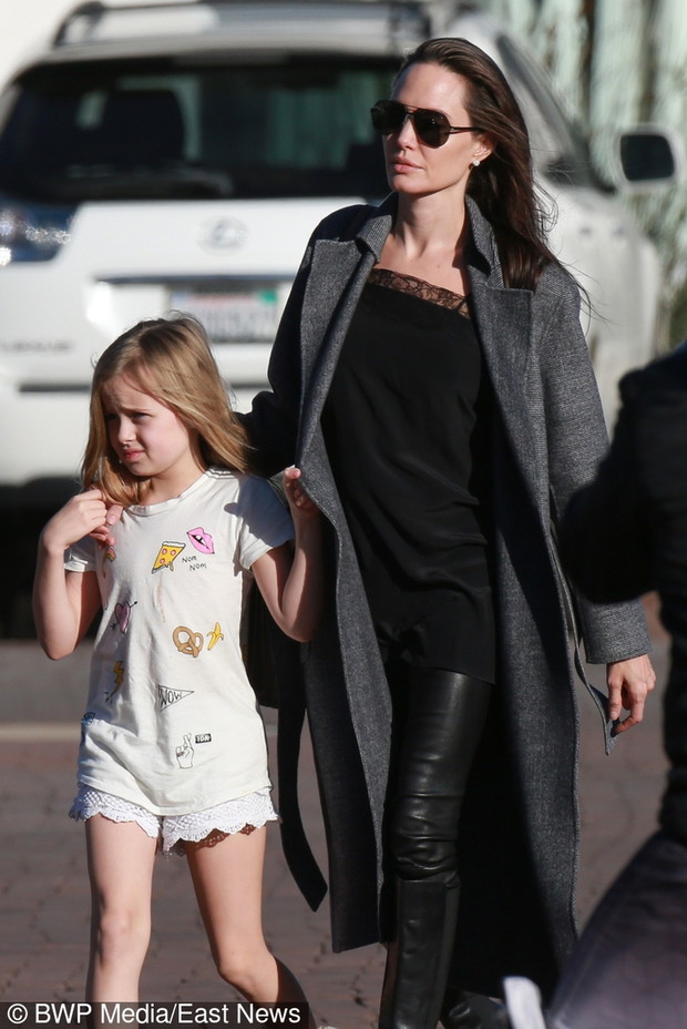 Angelina Jolie z dzie?mi w drodze na zakupy