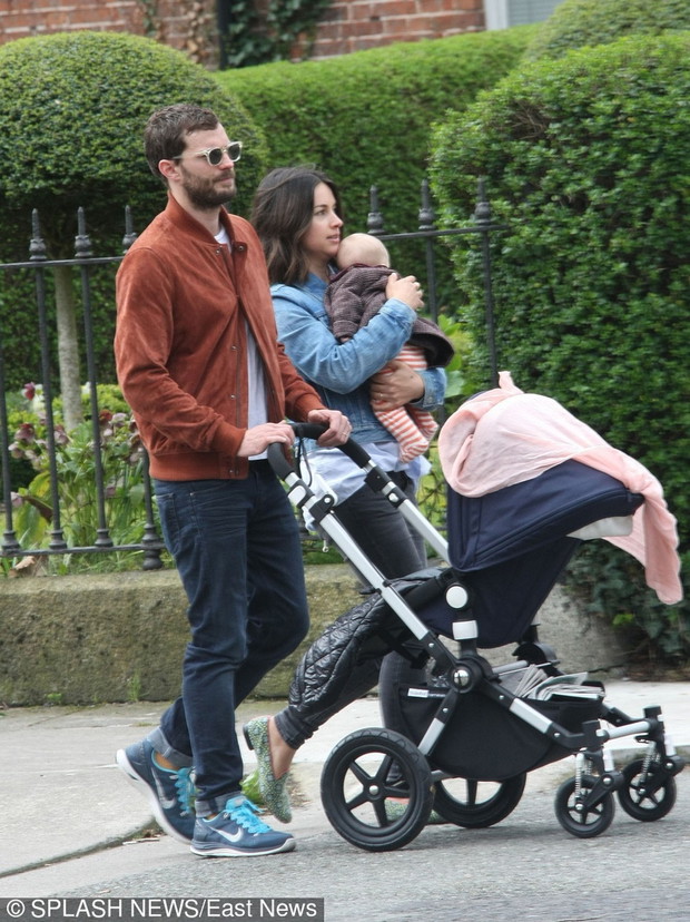 Jamie Dornan z rodzin? na spacerze