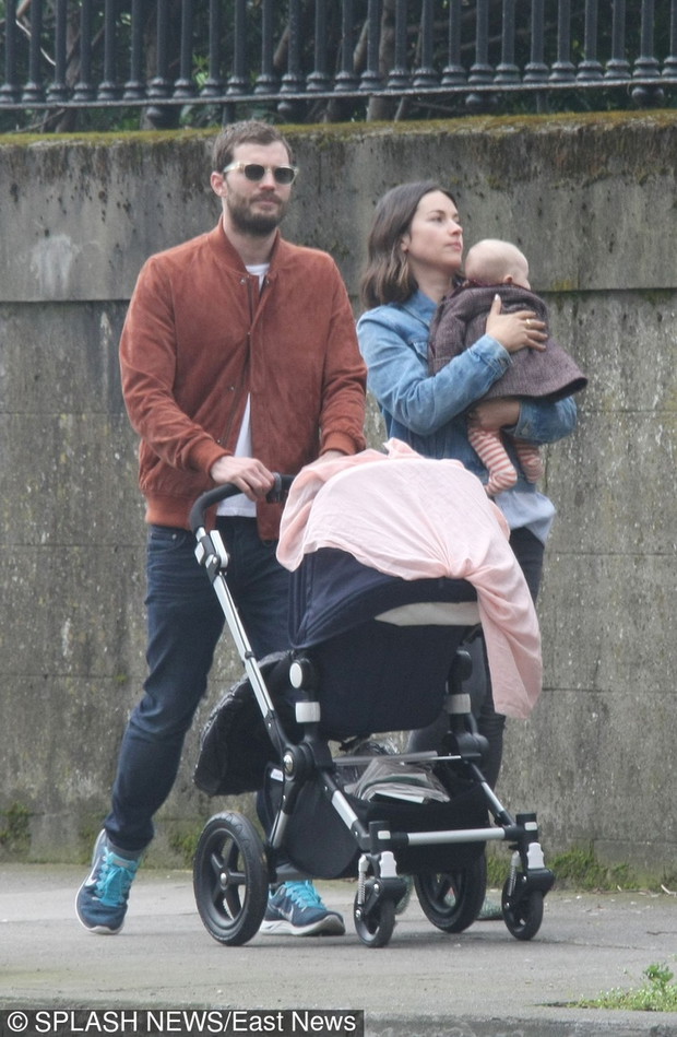 Jamie Dornan z rodzin? na spacerze