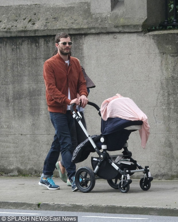 Jamie Dornan z rodzin? na spacerze