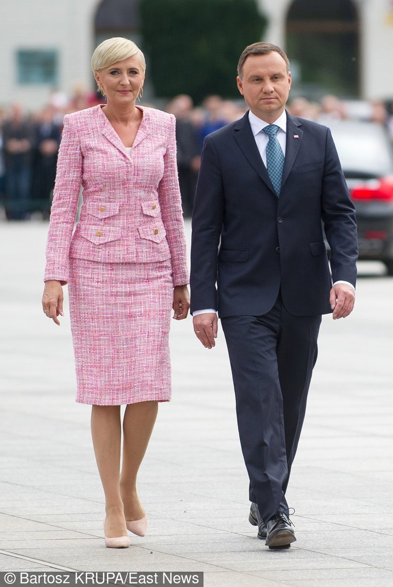 Agata Duda w różowym komplecie na Obchodach Święta Wojska Polskiego
