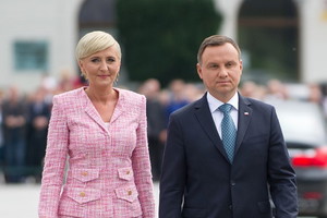 Agata Duda w różowym komplecie na Obchodach Święta Wojska Polskiego