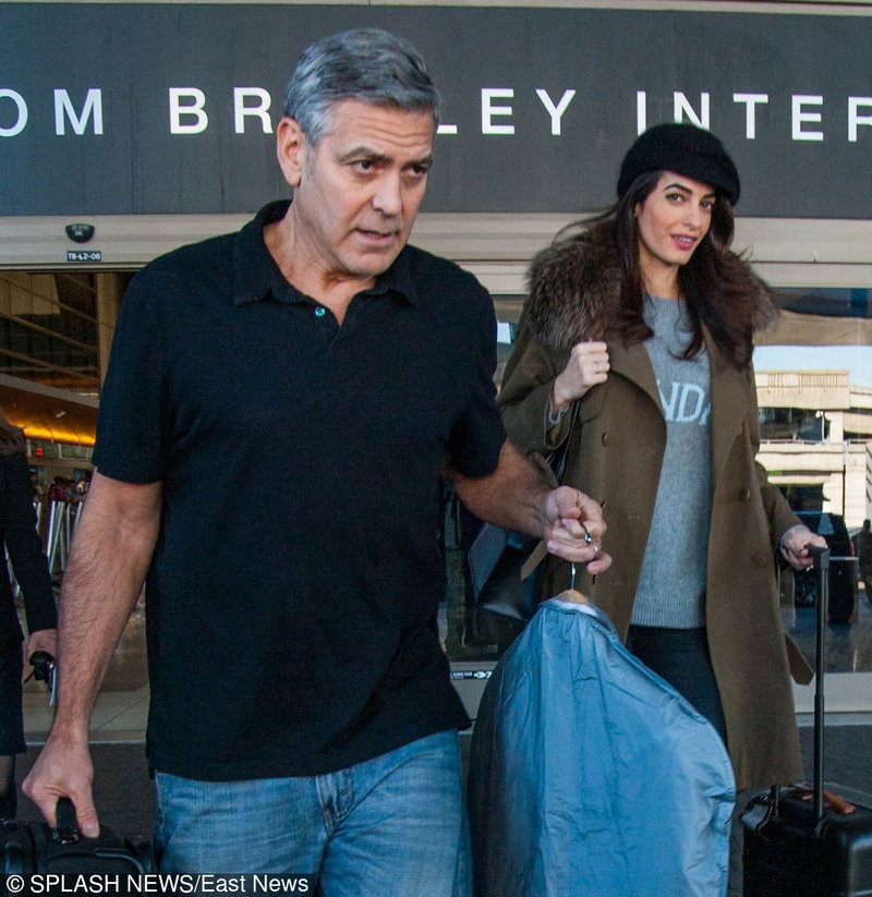 Ciężarna Amal Clooney ukrywa brzuszek na lotnisku. Widać, że będzie mieć bliźniaki? NOWE ZDJĘCIA