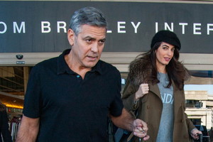 Ciężarna Amal Clooney ukrywa brzuszek na lotnisku. Widać, że będzie mieć bliźniaki? NOWE ZDJĘCIA