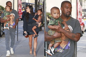 Kim Kardashian i Kanye West z dziećmi wychodzą z kina