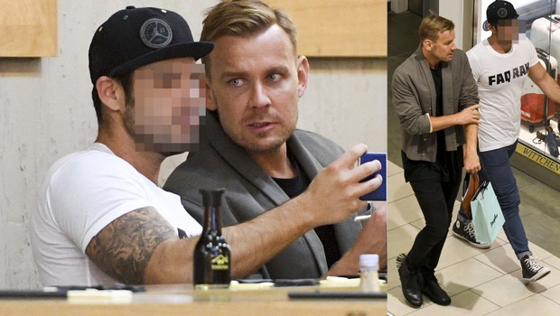 Dawid Woliński z przyjacielem w restauracji