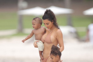 Kim Kardashian z synem Saint Westem i córką North West
