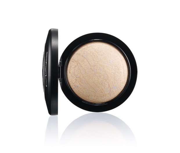 Nasza propozycja: Puder rozświetlający Mineralize Skinfinish, MAC, 126 zł
