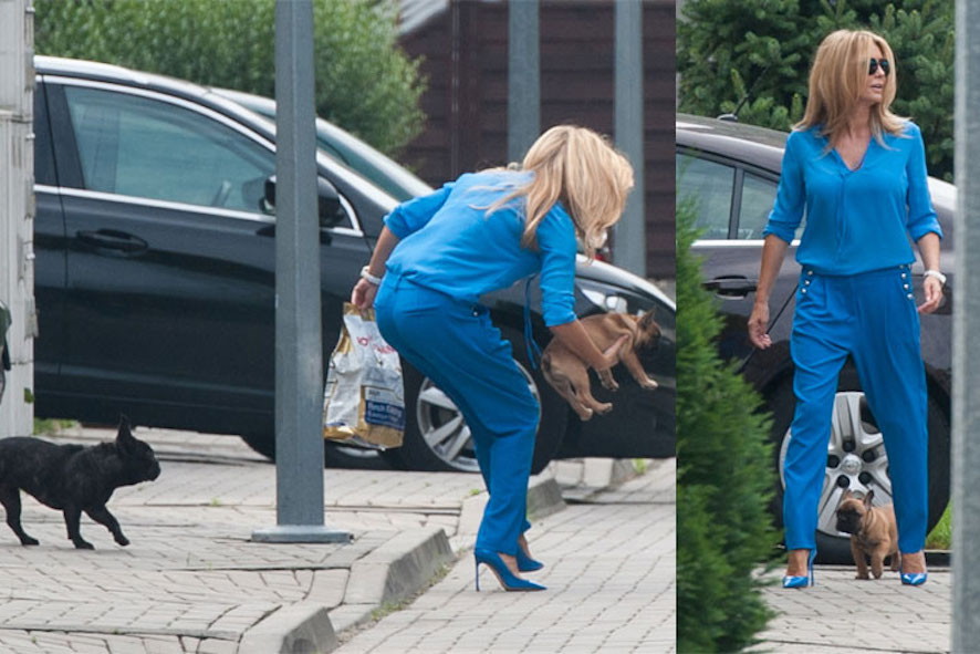 Małgorzata Rozenek ze swoimi psami na spacerze