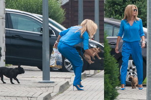 Małgorzata Rozenek ze swoimi psami na spacerze