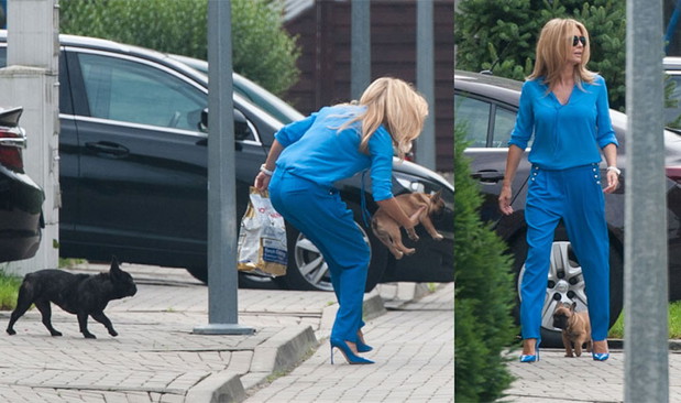 Małgorzata Rozenek ze swoimi psami na spacerze