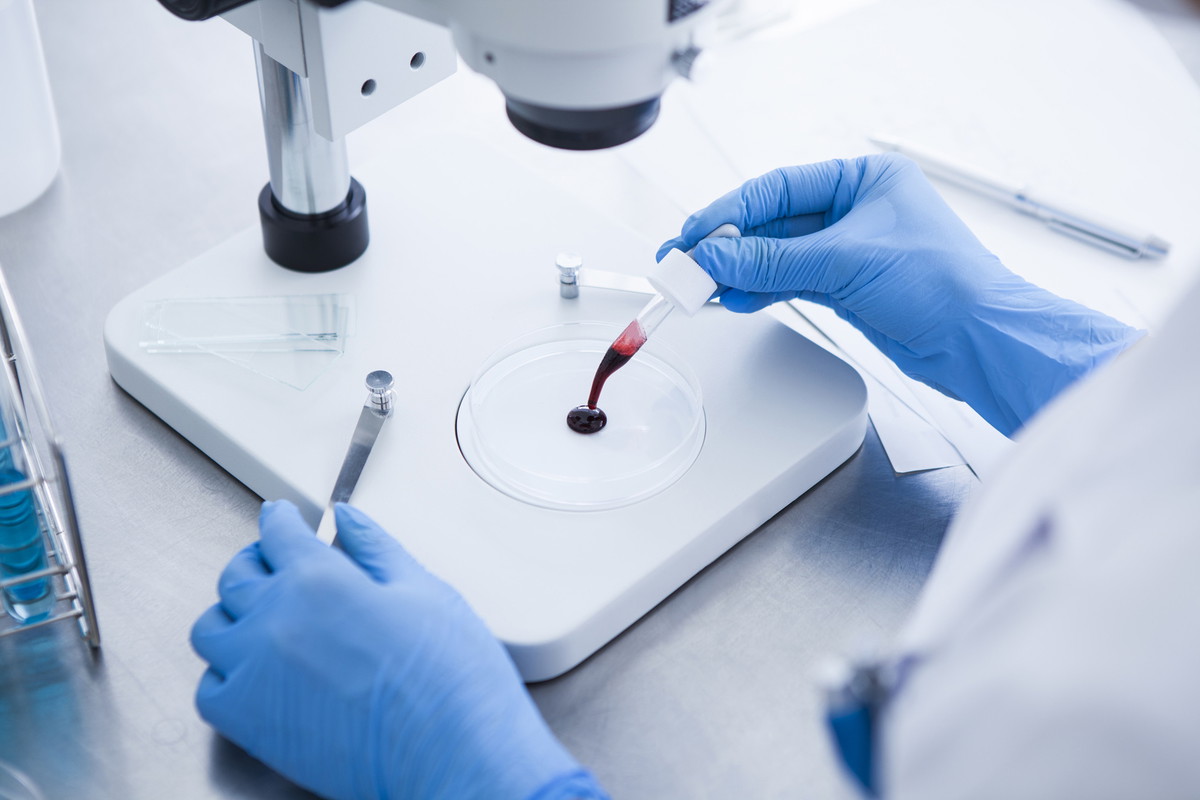analiza próbki krwi w laboratorium