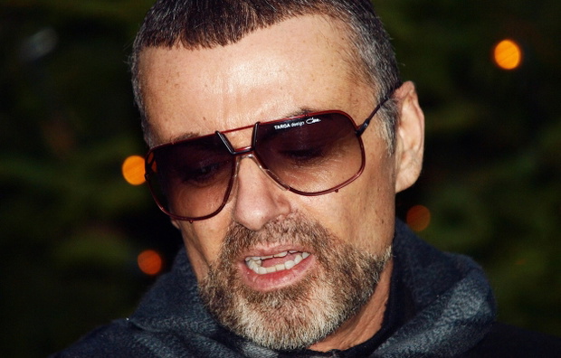 George Michael wychodzi z domu