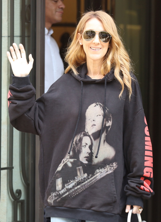 Céline Dion rend hommage au film Titanic a la sortie de l'hôtel le Royal Monceau a Paris