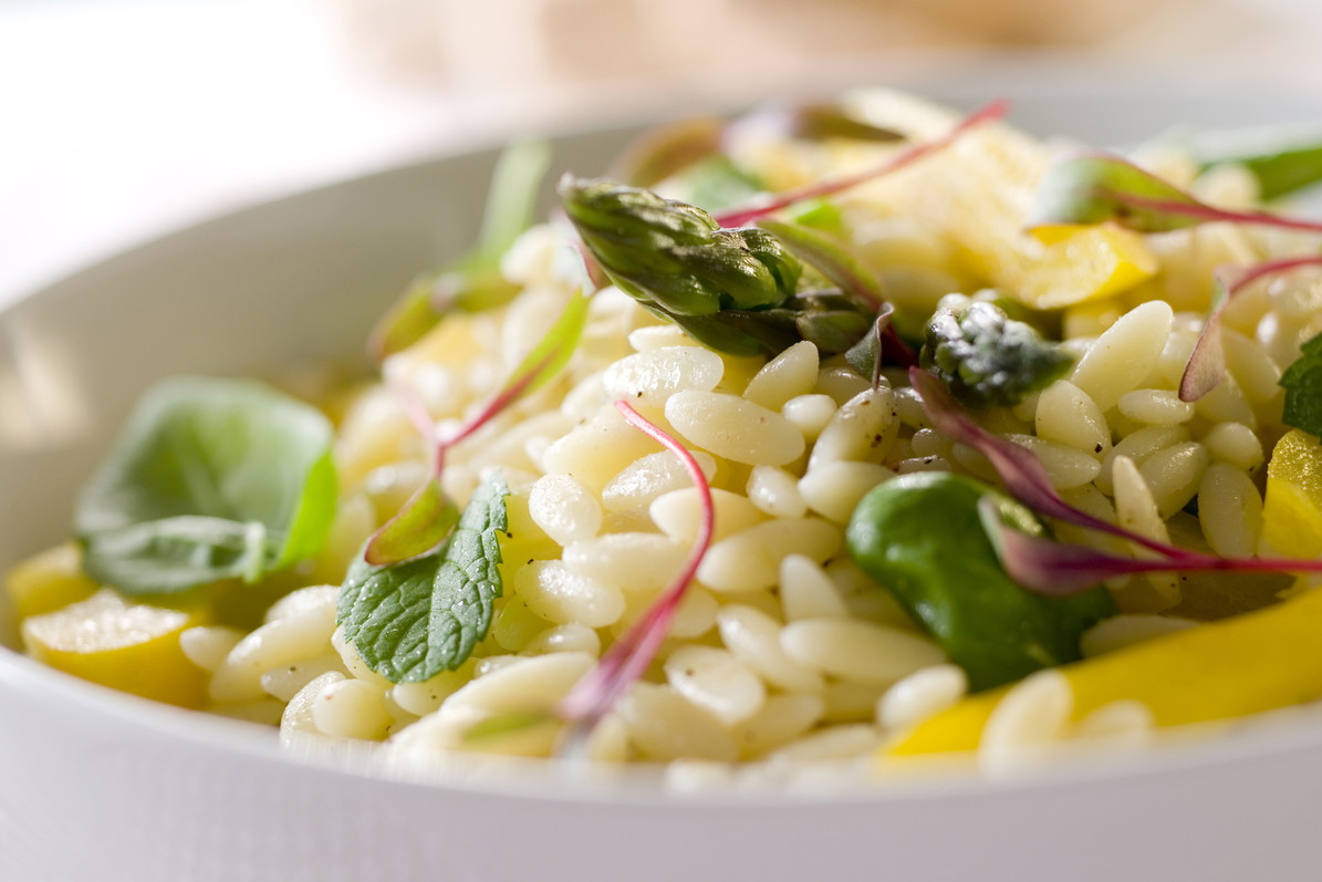 Szparagi z makaronem orzo