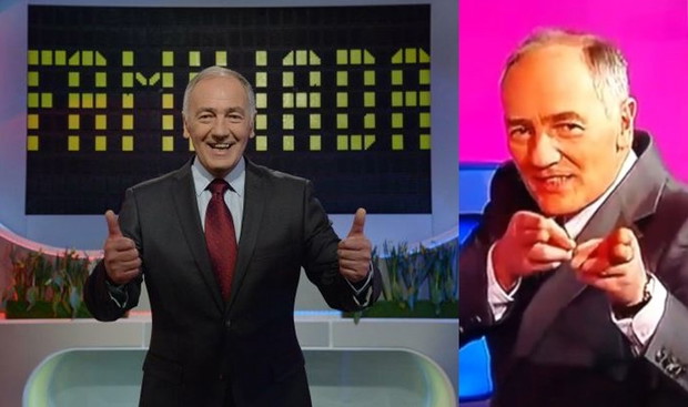 Karol Strasburger w teleturnieju Familiada w szarym garniturze i na rózowym tle