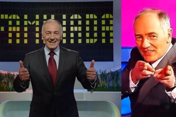 Karol Strasburger w teleturnieju Familiada w szarym garniturze i na rózowym tle